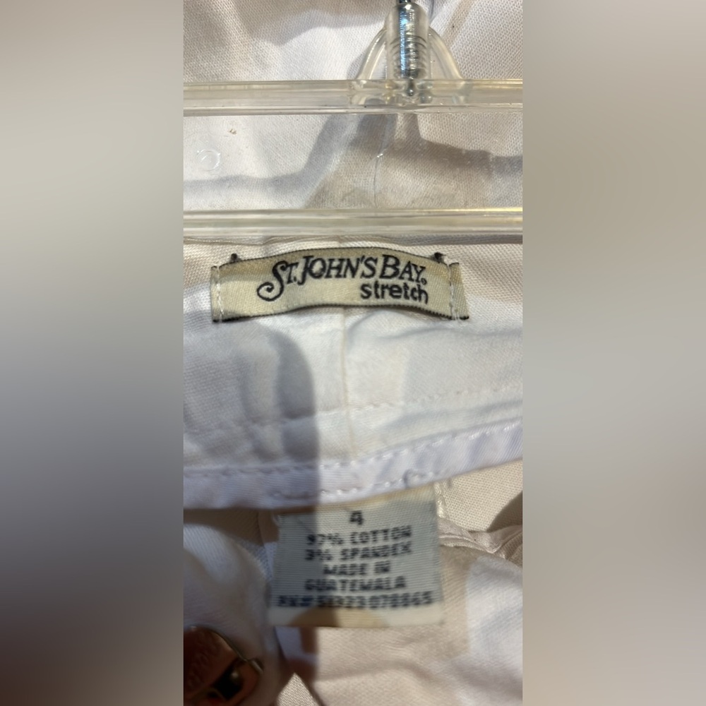 St. Johnโs Bay Ladies White Capris Sz 4 with Stretch - Picture 3 of 7